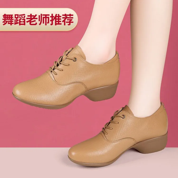 2025秋冬季时尚真皮舞蹈鞋女软底广场舞鞋中跟鞋妈妈鞋白色外穿鞋
