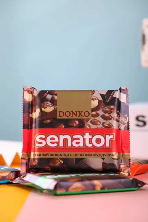 新日期  原装整颗榛仁杏仁坚果黑巧克力纯可可脂