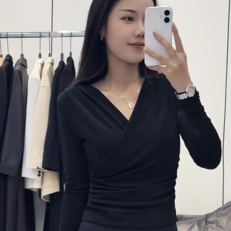 早秋款清仓不退不换V领女极简风长袖黑色短款纯欲上衣