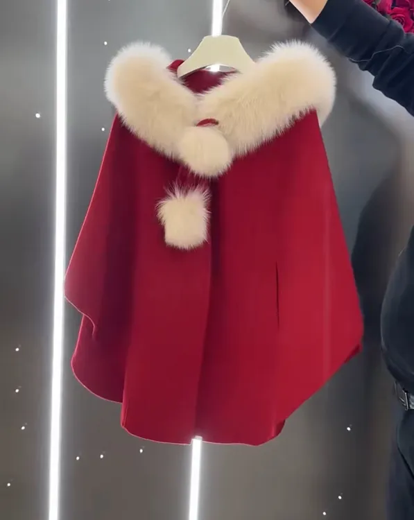 8951婕妤秀2024秋冬雪球新款大衣环保毛球连帽斗篷呢子外套女