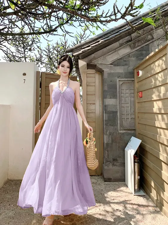 2025年春夏新款性感挂脖度假连衣裙显白气质沙滩裙女海边度假超仙