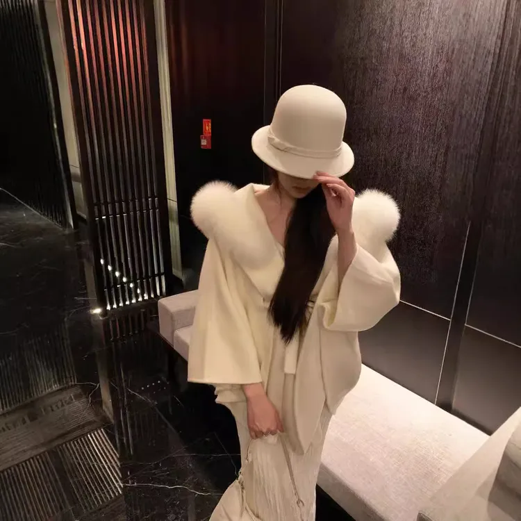 玫瑰斗篷2024新款狐狸毛领连帽双面羊毛大衣女红色大衣高级感