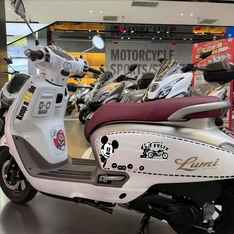 适用25款豪爵Lumi125车身米老鼠反光贴纸车头改装炫彩渐变色灯膜