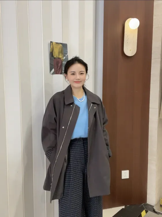 百搭工装风设计师秋季外套女宽松型格子立领风衣