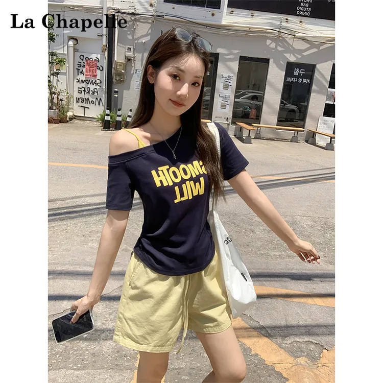 拉夏贝尔美式斜肩字母印花短袖T恤女夏季新款甜辣露肩褶皱上衣