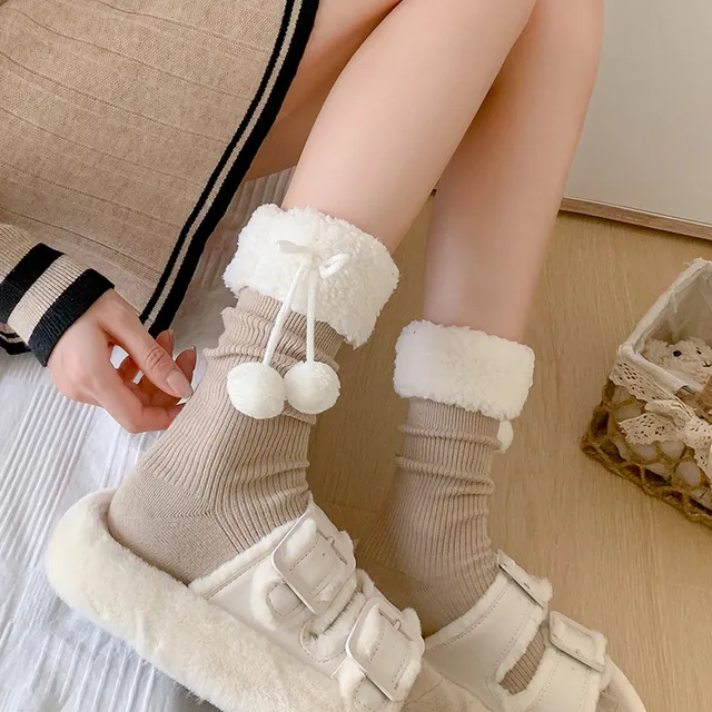 毛绒袜子女可爱毛球中筒长袜秋冬保暖羊羔绒洛丽塔白色小腿堆堆袜