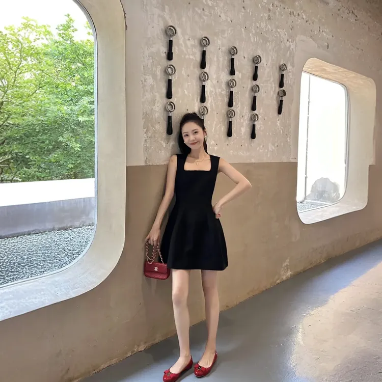 经典黑色方领收腰吊带小黑裙A017