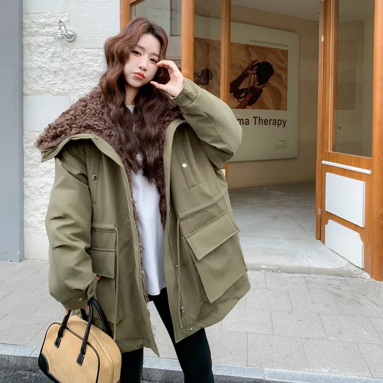 拉夏贝尔军绿色羊羔毛大翻领中长款女士外套2025冬新款韩版派克服