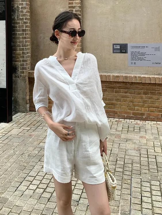 韩系chic别致独特漂亮上衣轻奢高级感白色V领衬衫短裤套装女夏季