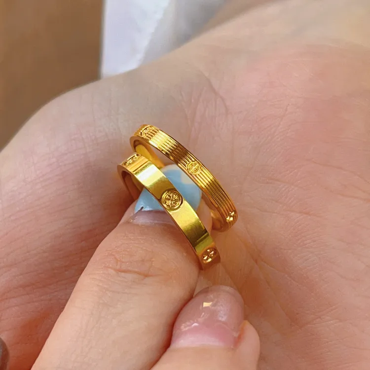 钛钢戒指 轻奢经典金色光面钻纹戒指环男女情侣时尚百搭素圈对戒