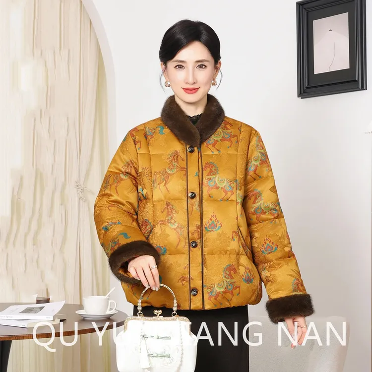 江南妈妈装冬装羽绒服2025新款中老年女新中式马年毛领保暖短外套