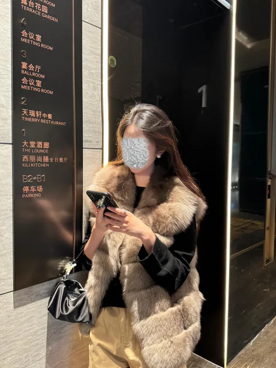 环保毛毛马甲女2025秋冬新款极简风仿貂绒背心短款加厚毛毛外套