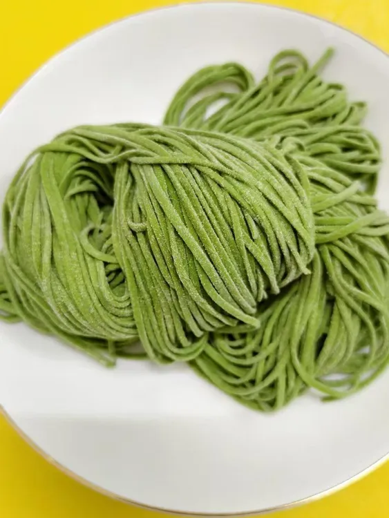 鲜湿菠菜面刀切面蔬菜面200克小包装冻鲜菠菜面营养美味顺丰包邮