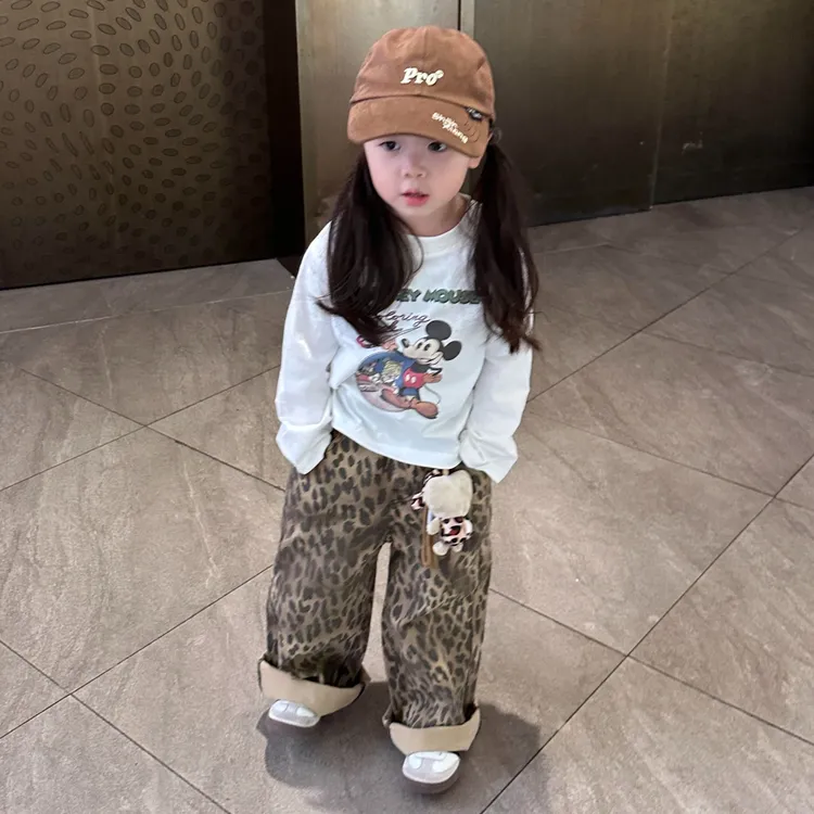 甜小七2025秋冬新款韩版休闲卡通米奇印花圆领T恤豹纹裤女童套装