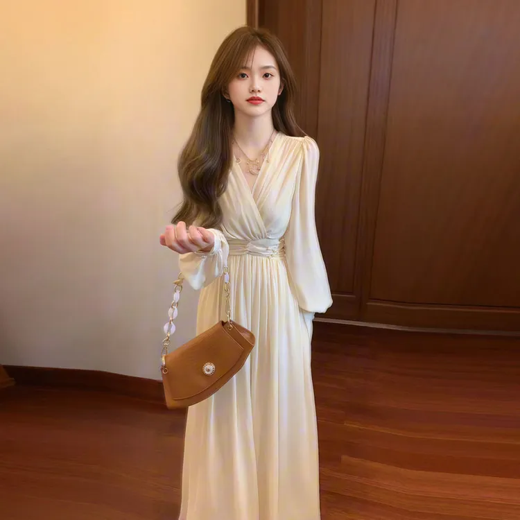 御姐风高级感巨好看的V领长袖连衣裙今年流行的爆款裙子2025秋季