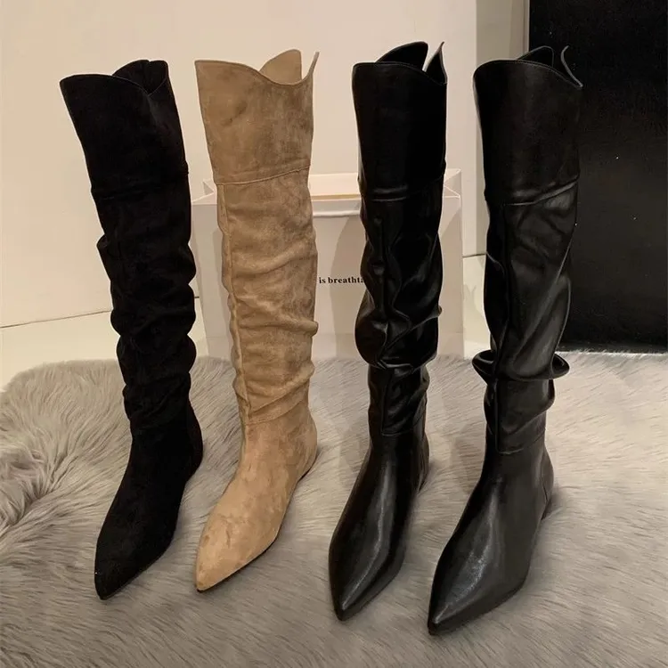 长筒靴女2025新款美拉德尖头绒面高筒卡其色内增高堆堆靴平底长靴