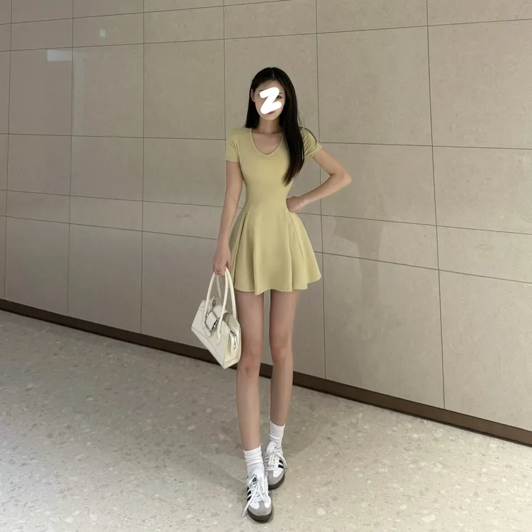 V领连衣裙短款修身显瘦收腰性感夏季设计感坠感短袖大摆小黑裙子