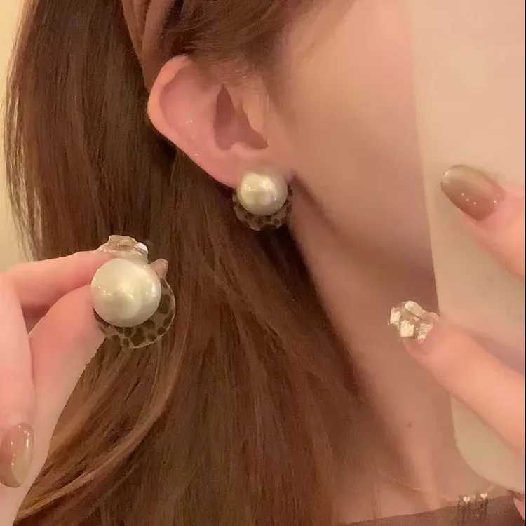 铜合金耳饰 秋冬轻奢复古豹纹珍珠耳环女气质高级感耳钉精致耳饰