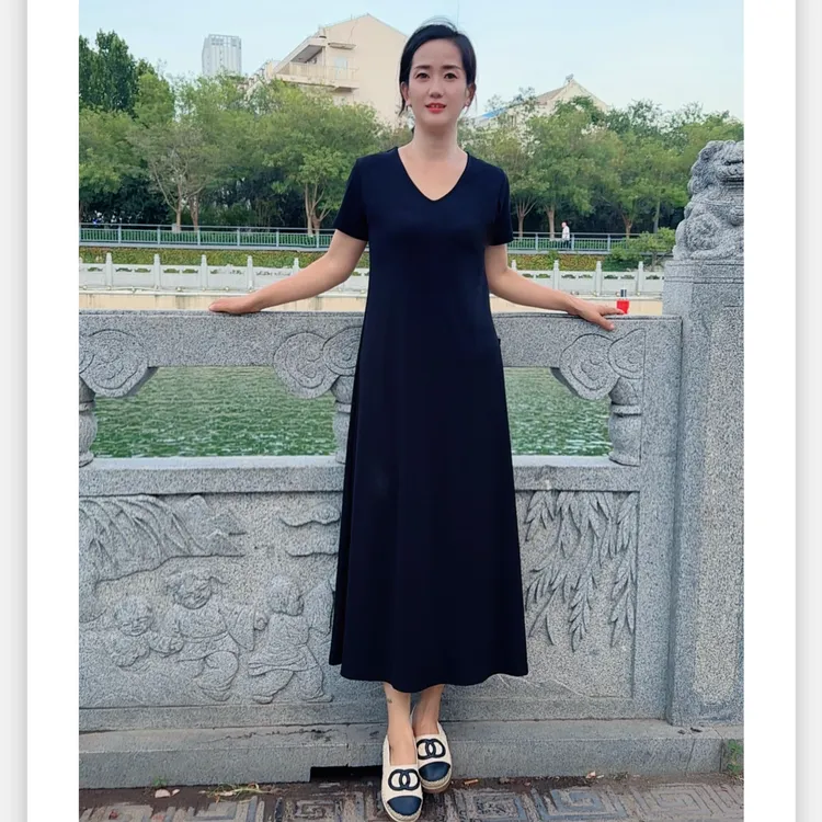 夏秋新款V领大码连衣裙气质显 宽松法式中长款大摆打底连衣裙