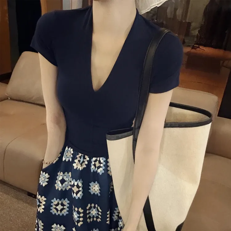 蓝色V领正肩短袖T恤女夏季2025新款爆款独特漂亮掐腰修身短款上衣
