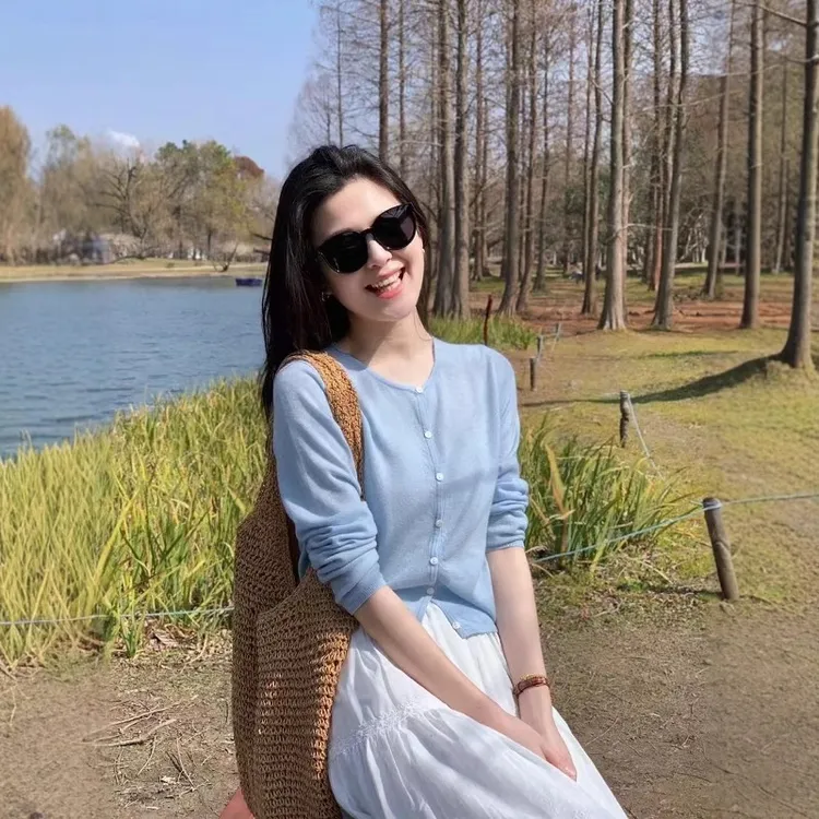 2025春夏新款韩系蓝色针织开衫长袖上衣百搭白色蛋糕半身裙套装