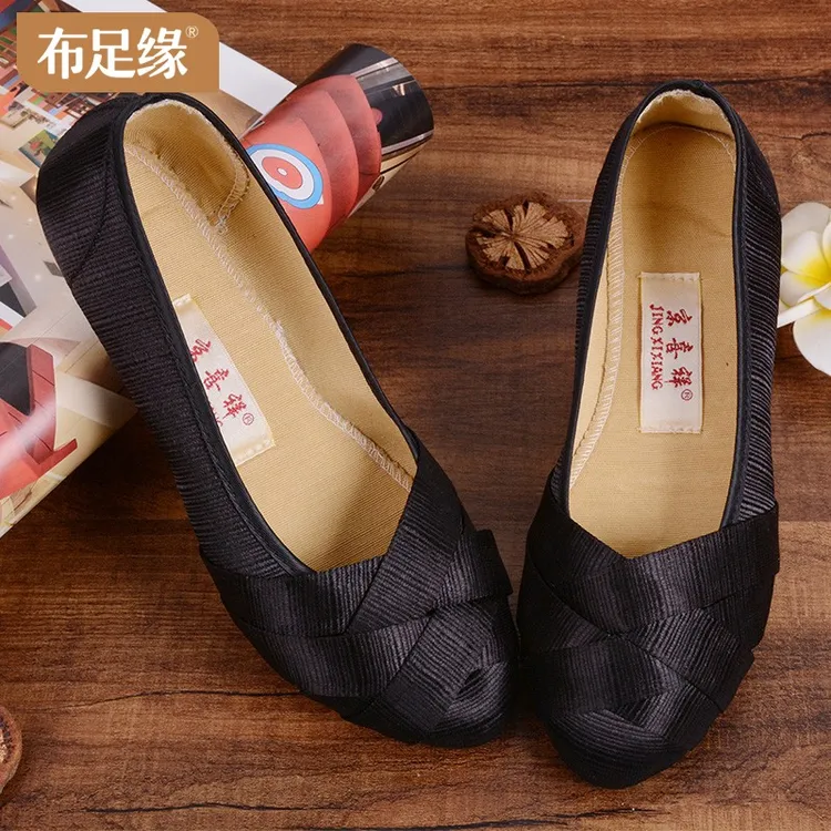老北京布鞋女冬季单鞋平底软底妈妈鞋上班鞋酒店黑色工作鞋防滑