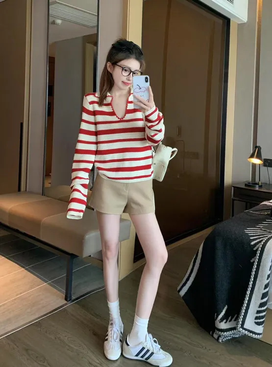 红色条纹翻领针织长袖t恤女2025新款早秋慵懒v领撞色上衣百搭短裤