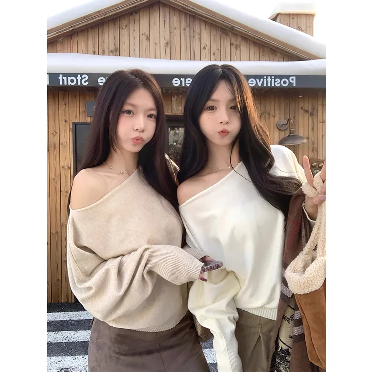 MissCocoli可可里小姐辣妹斜领蝙蝠长袖针织衫露肩短款打底上衣女