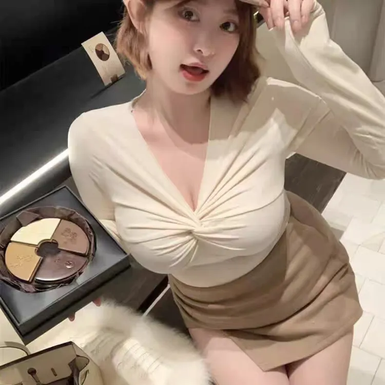 大码女装纯欲v领扭结磨毛长袖打底胖mm遮肉气质显瘦打底衫上衣