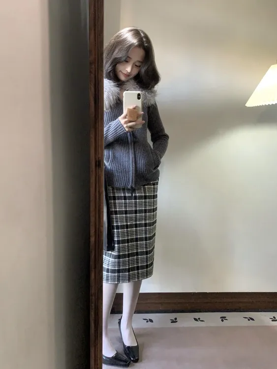 2025冬季潮流新款御姐风森系毛领针织气质上衣格纹显瘦半身裙套装