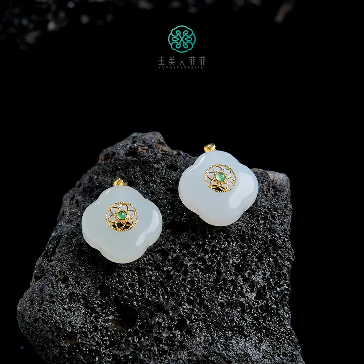 菲菲珠宝好/18K和田玉四叶草吊坠约15*15mm/多样性发一