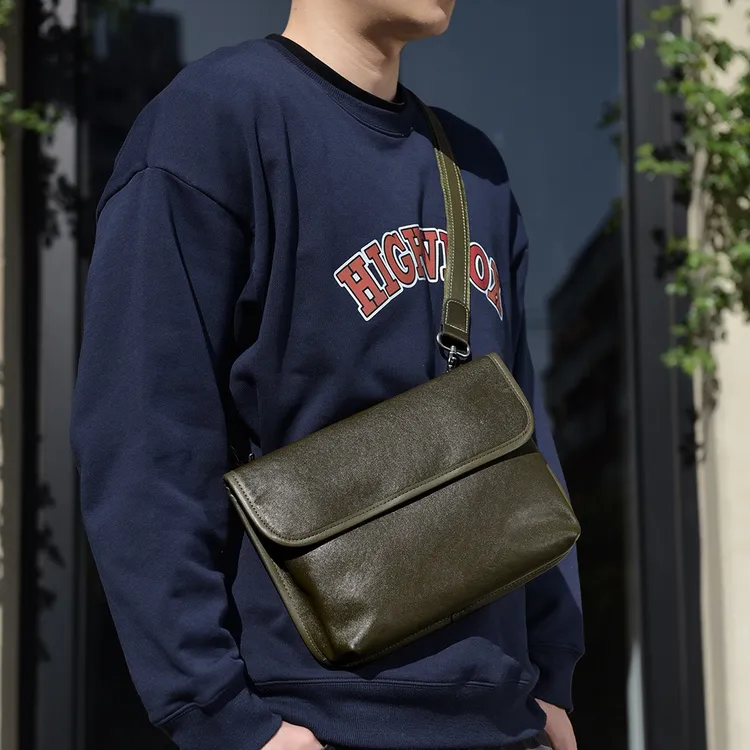 2025男士休闲真皮通勤包简约背包潮牌大容量痞帅单肩包男士斜挎包