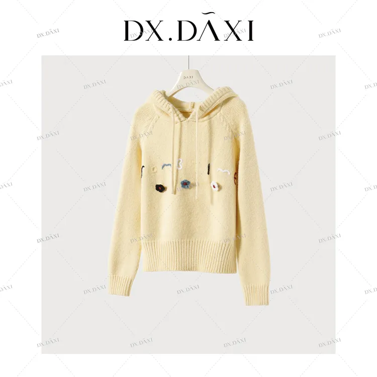 代大喜【冬日暖意】字母绣花连帽针织衫女2025秋冬新款时尚百搭毛衫