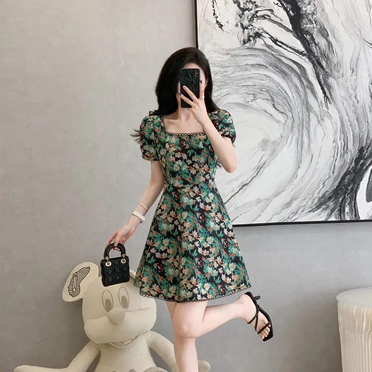 法式碎花裙夏季新款泡泡袖通勤气质显瘦时尚连衣裙修身小个子短裙