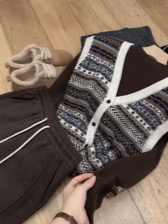 七言家巨好看  # 米咖V领条纹复古提花撞色背心马甲133@