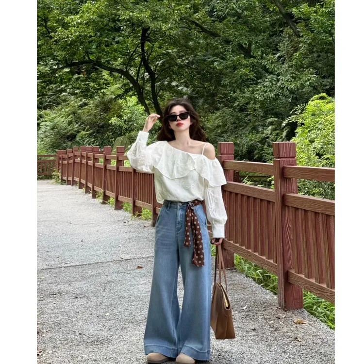 2025早秋新款韩版立体刺绣露肩荷叶边斜肩上衣女搭配牛仔裤两件套