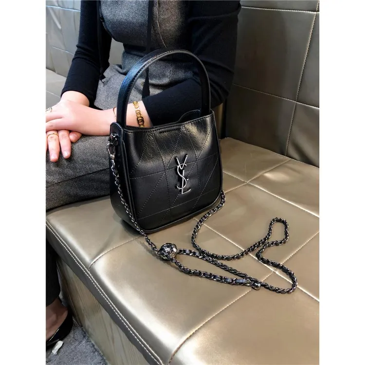 香港品牌2025新款时尚女包轻奢百搭时尚女经典设计感网红斜挎包包