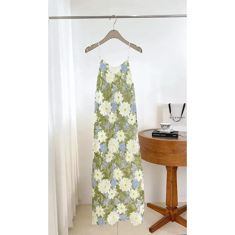 法式碎花刺绣吊带连衣裙女2025夏季新款度假风绝美显瘦长裙子女装