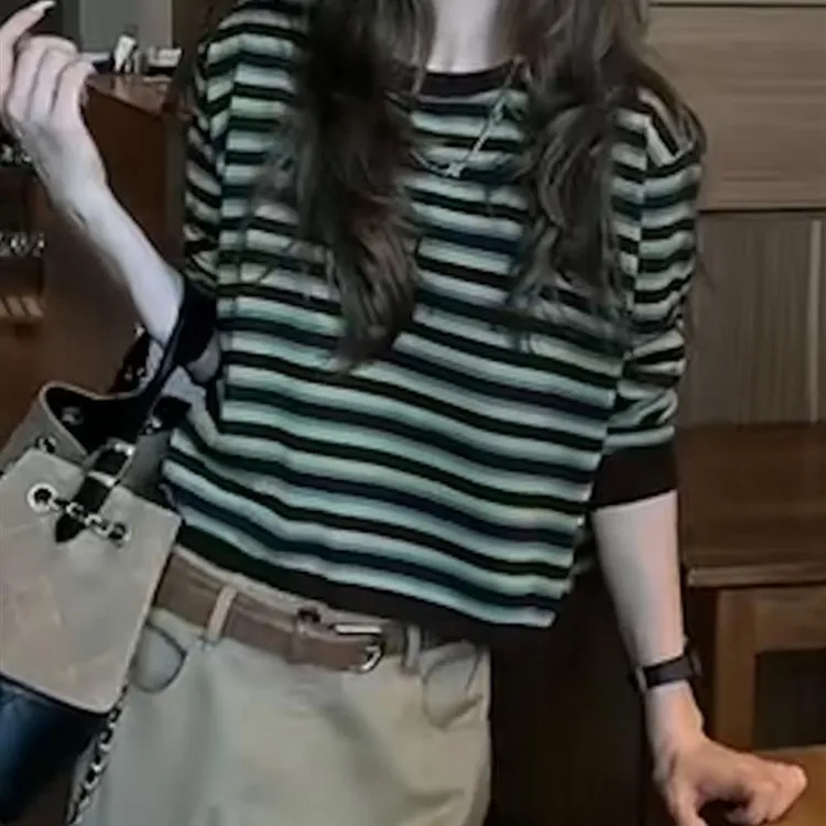 绿色条纹长袖t恤2025新款圆领短款X时尚小个子妈妈覆古宽松上衣女