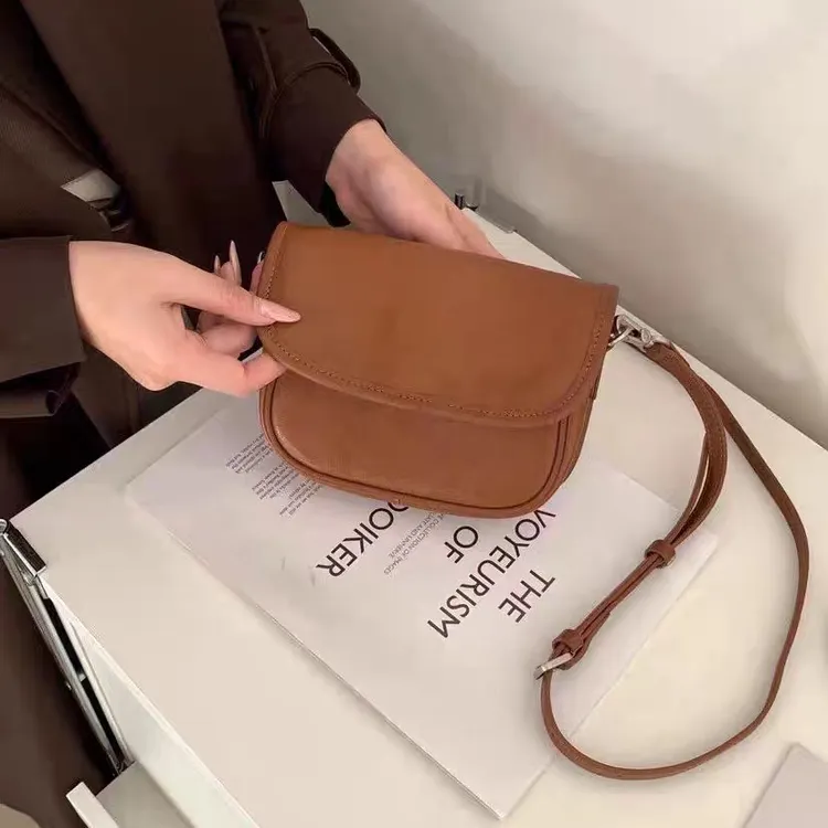 头层牛皮马鞍包休闲真皮斜挎女包2026新款简约百搭翻盖单肩小方包