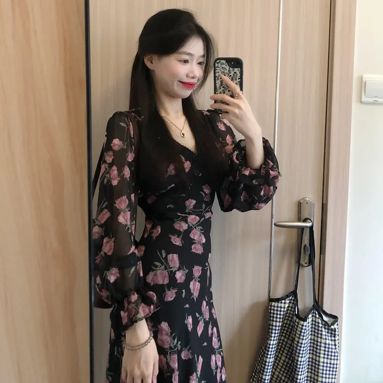 2025新款黑色v领碎花长袖连衣裙子女早秋季巨好看高级感收腰长裙