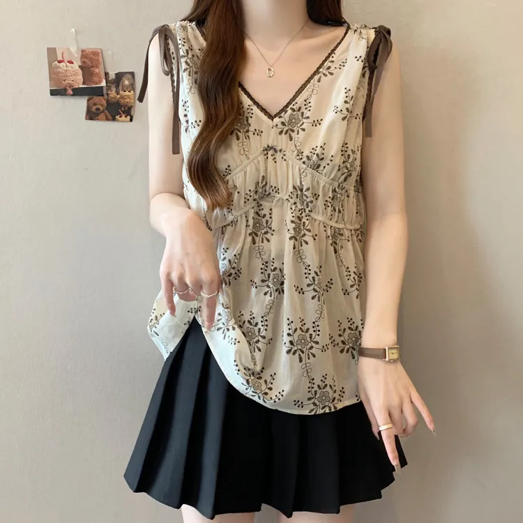 韩系甜美刺绣V领无袖衬衫女夏季大码微胖设计感遮肚显瘦小衫上衣