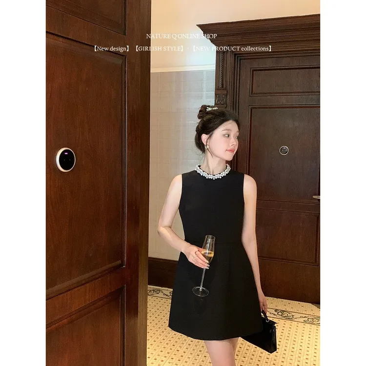 2025夏法式珍珠领赫本风连衣裙女收腰无袖小黑裙生日高级感背心裙