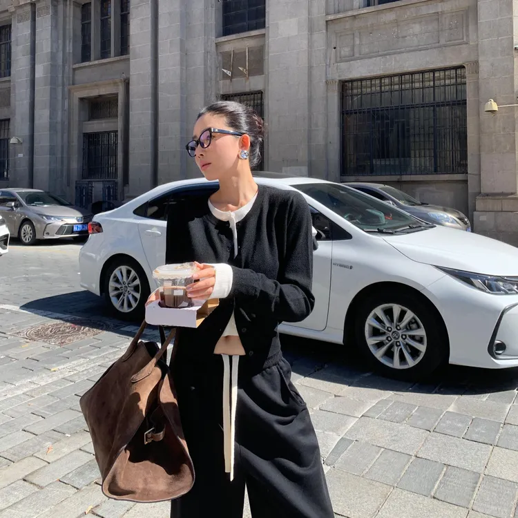 2025秋季新款高级感气质假两件圆领长袖针织开衫女百搭休闲裤套装