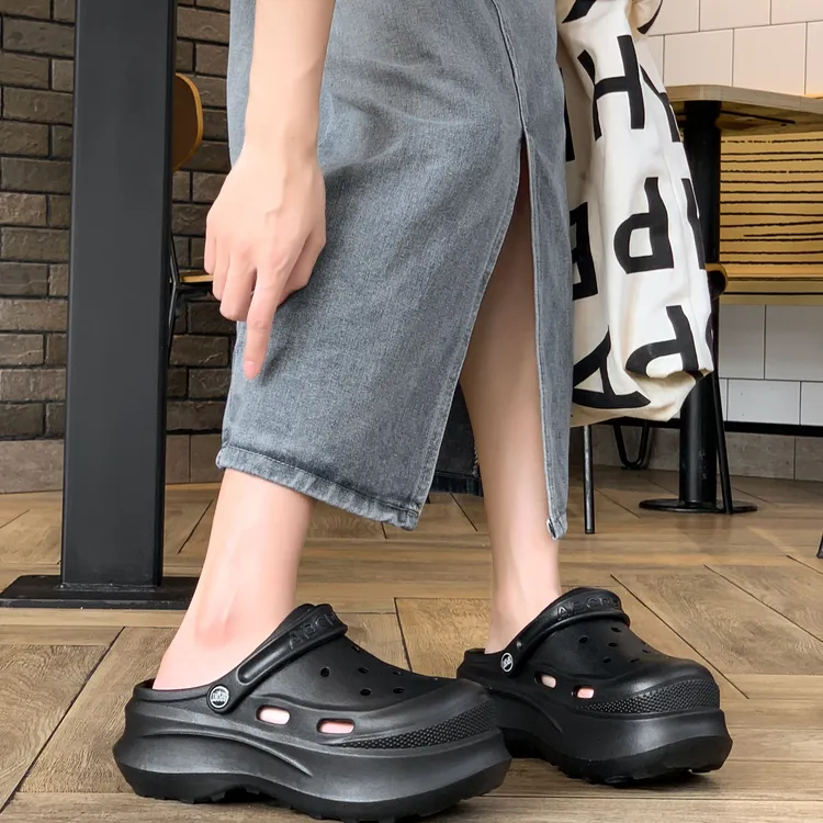 旅游洞洞鞋女款夏季外穿2025新款沙滩轻便防滑防臭踩屎感凉鞋