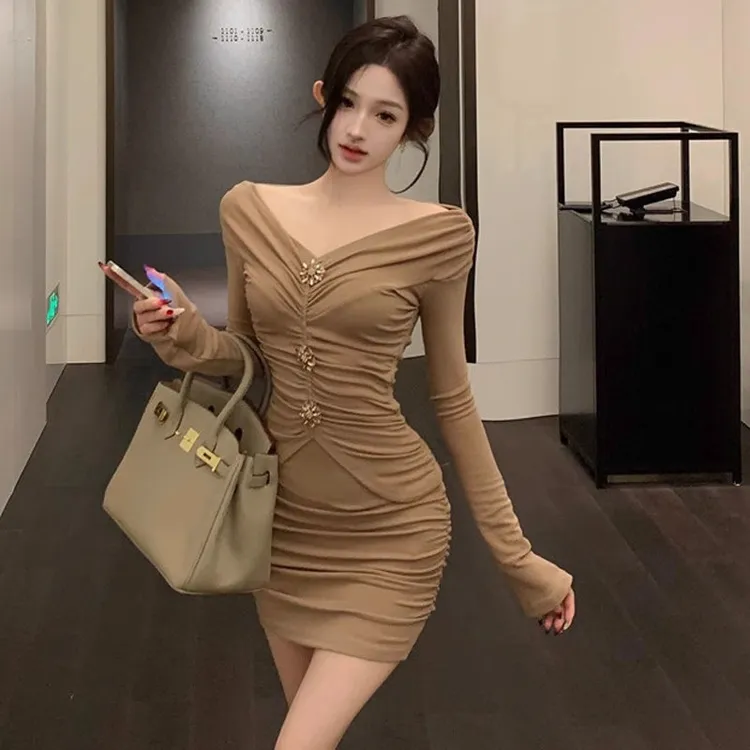 纯欲绝美一字肩打底连衣裙女2025新款秋冬内搭爆款辣妹修身包臀裙