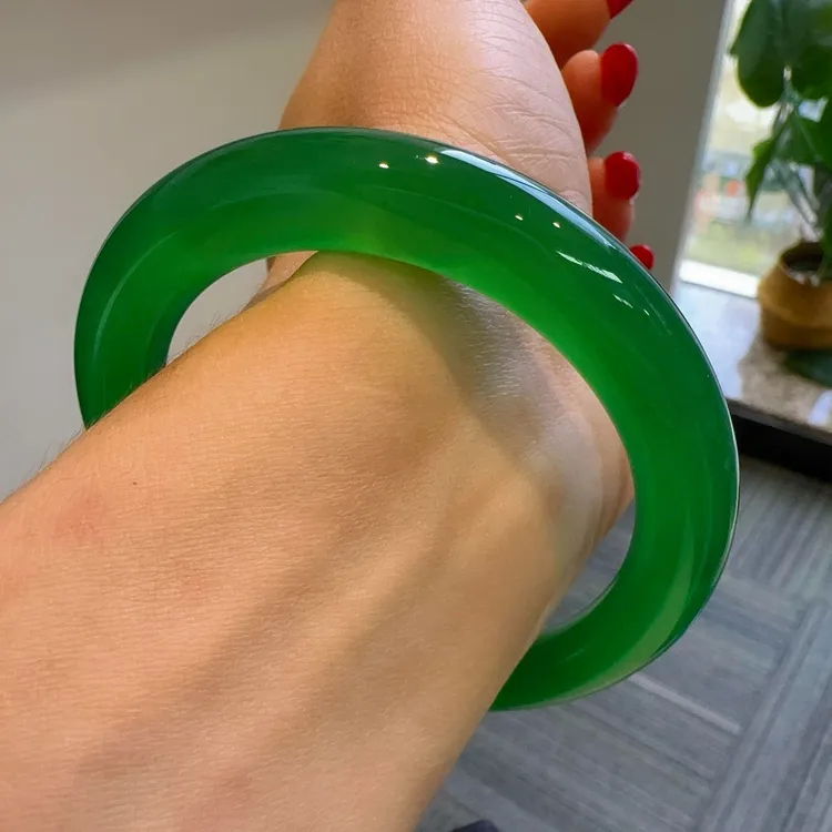 上等高品满色菠菜绿玉髓手镯轻奢女款阳绿玛瑙胖圆玉镯多样性发一