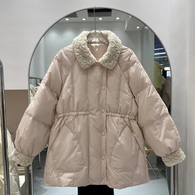 2024年冬季新款羽绒服女中长款羊羔毛拼接抽绳收腰白鸭绒外套潮