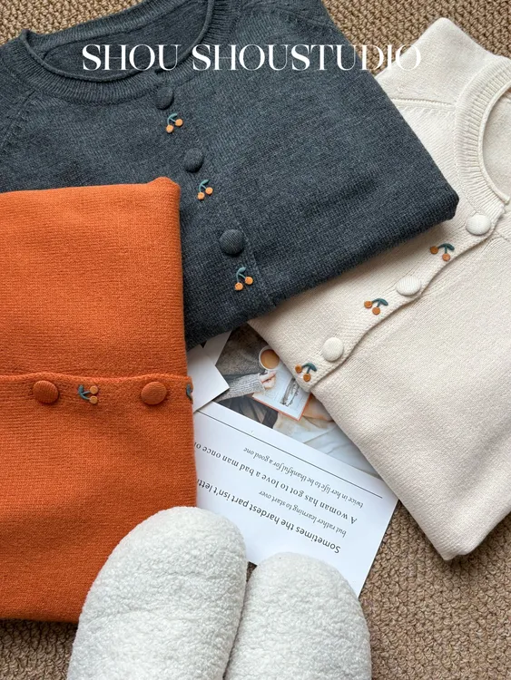 【瘦瘦】小樱桃-大码圆领全腈纶刺绣可爱百搭宽松开衫毛衣S02218