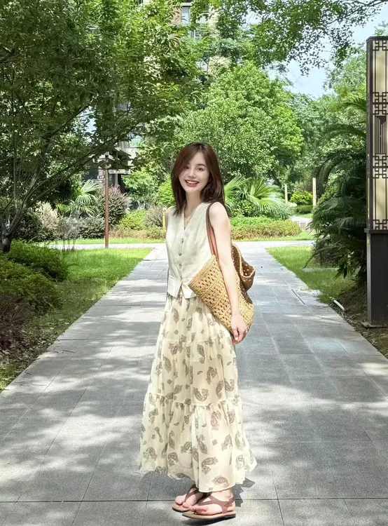 巨好看的夏日套装独特别致老钱风白色v领无袖背心连衣裙子两件套